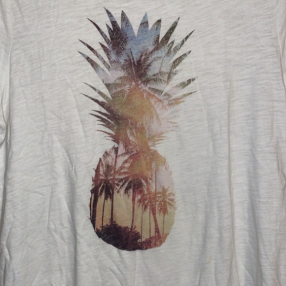 •OLD NAVY•WHITE TROPICAL VIBE PINEAPPLE EVERYWEAR CLASSIC T-SHIRT SIZE LARGE - Picture 5 of 7